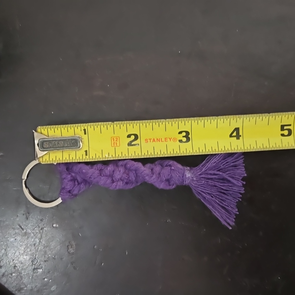 Handmade macrame keychain - Picture 3 of 3